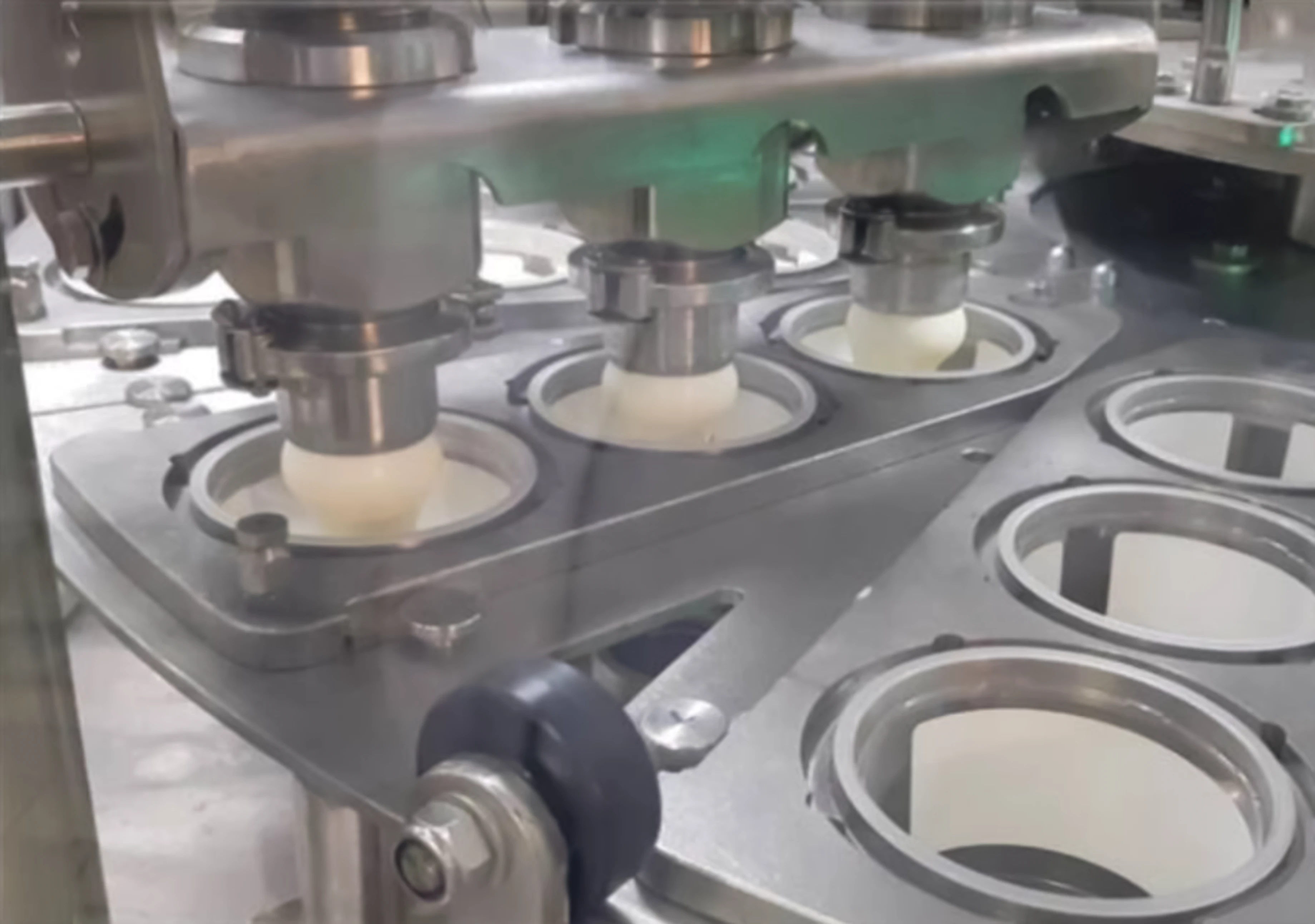 Llenadora rotativa de yogurt y crema en vasos preformados — vista general del equipo